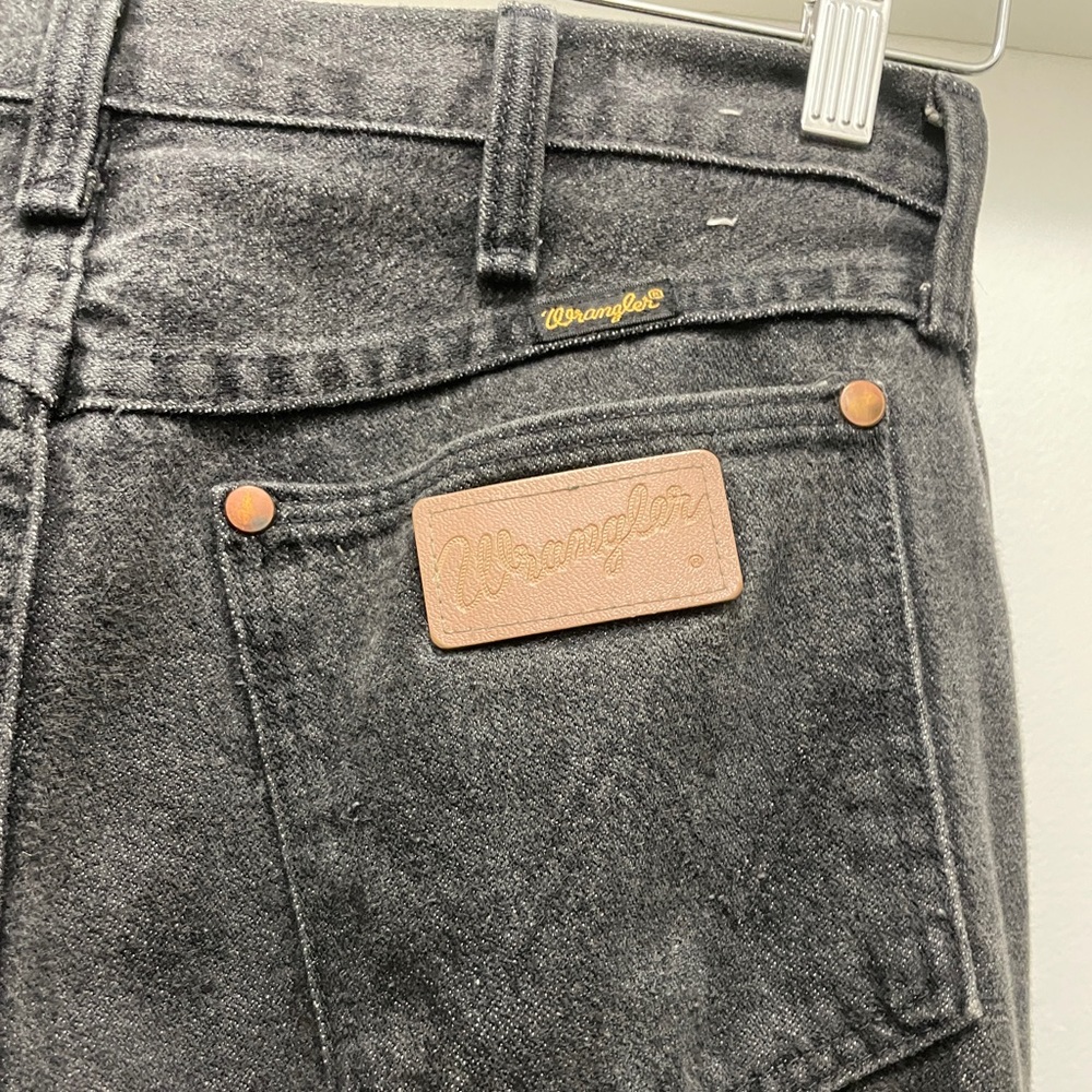 Vintage men’s black Wrangler jeans. 30W